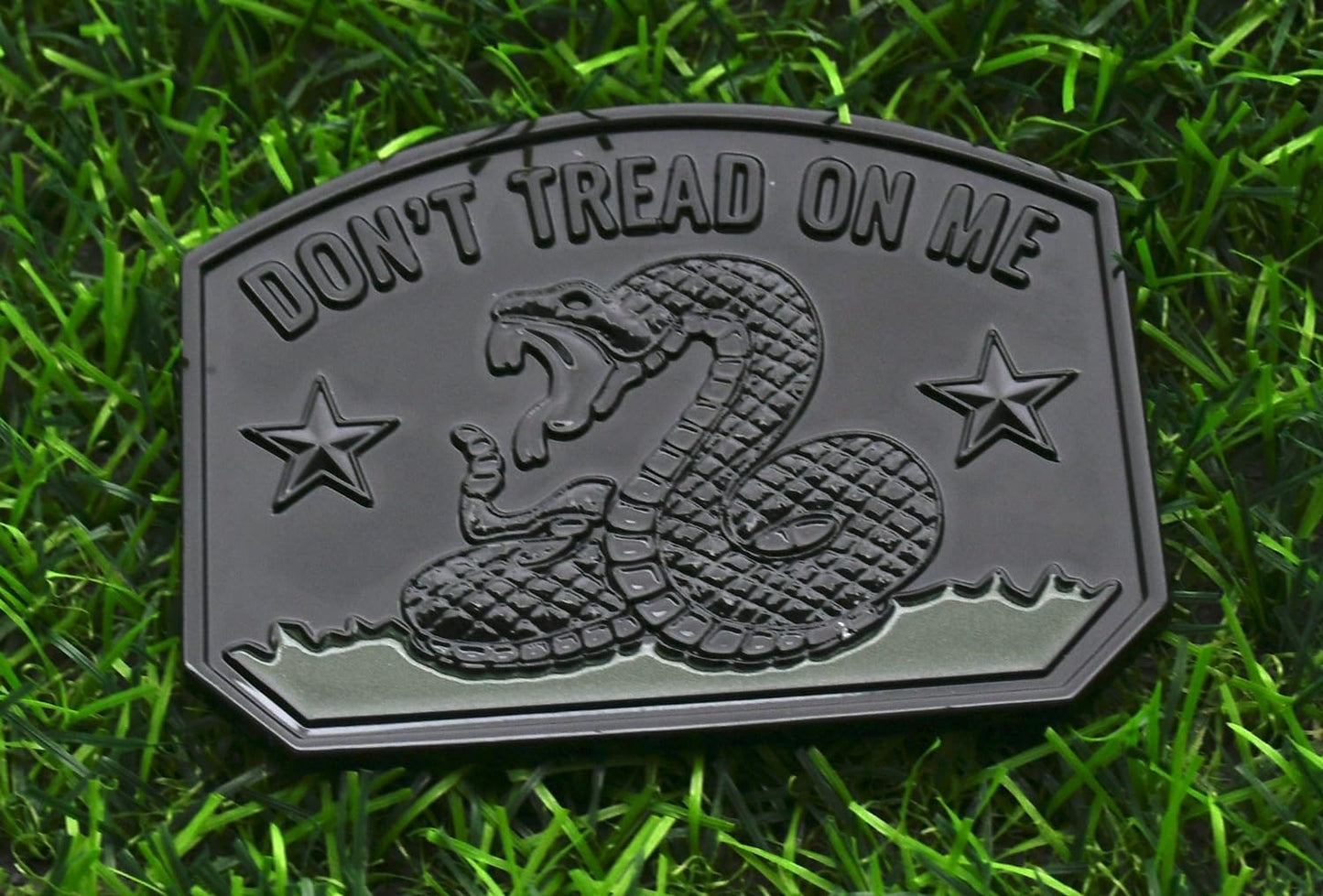 1x Gadsden Flag Rattlesnake Car Emblem 3D Decal Sticker with Don't Tread ON ME Slogan Fit for Car Truck Motorcycle Window Door and Flat Surface (Glossy Black)